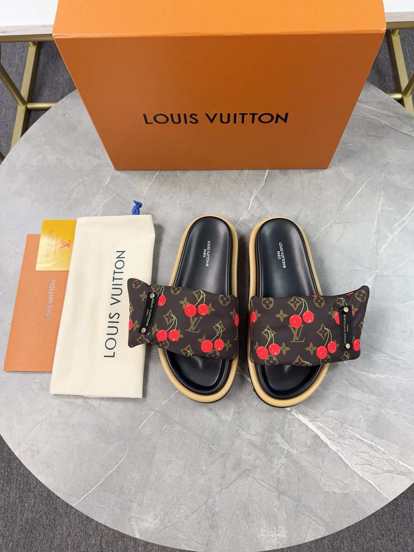 👟👟Ex-factory price 360👟👟 LV Donkey Brand L Family 2025 Hot Style Embossed Logo Embossed Sandals This Pool Pillow Comfort flat sandals are made of technical fabrics and use high-frequency embossing technology to reinterpret the Monogram pattern. Soft padded upper with adjustable Velcro, comfortable and tough insole adds harmonious colors ▪️Fabric: Original customized technical fabric ▪️Lining: soft sheepskin lining ▪️Sole: Original open-molded rubber foam outsole ▪️Size: 35-45